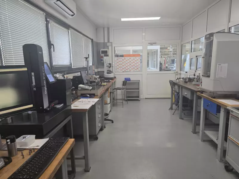 Il nostro laboratorio qualità, è equipaggiato con tuti gli strumenti ad alta precisione che servono per garantire i ceck più rigorosi : tridimensionale Zeiss, macchina a scanner Vici Vision, Rotondimetro Mahr, profilometri, altimetri digitali, rugosimetri alesametri ecc.. ecc.. Questo ambiente è controllato in termini di temperatura e umidità, per poter effettuare controlli dimensionali e collaudi con precisione millesimale..webp